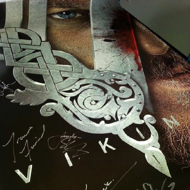 Wygraj plakat "Wikingów" z autografami aktorów