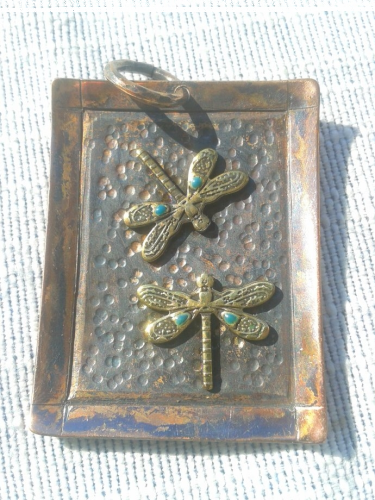 Wygraj ręcznie wykonaną zawieszkę z dwiema kolorowymi ważkami