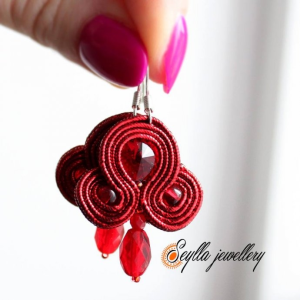 Wygraj kolczyki w eleganckiej czerwieni z kryształkami Swarovskiego