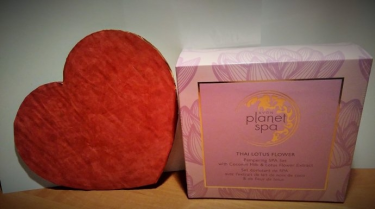 Wygraj luksusowy zestaw SPA z olejkiem kokosowym i wyciągiem z kwiatu lotosu zapakowany w pudełko