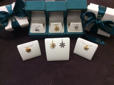 Wyraj jedną z siedmiu zawieszek z kolekcji Mów do mnie czule!