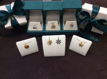 Wyraj jedną z siedmiu zawieszek z kolekcji Mów do mnie czule!