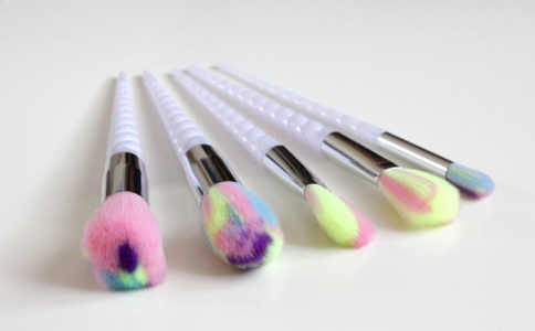 Wygraj pędzle do makijażu