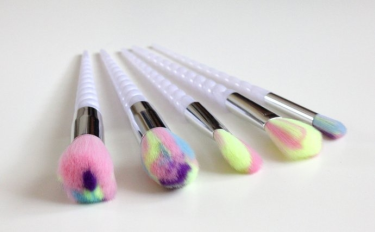 Wygraj pędzle do makijażu