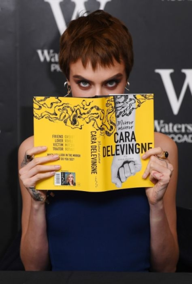 Wygraj książkę Cary Delevingne "Mirror, Mirror" z gadżetami w komplecie!