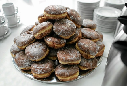 Warszawa: Konkurs "Jedz pączki i zarabiaj pieniądze"