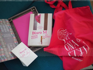 Wygraj pięknie zapakowany pakiecik książka + herbatka + torba ONA CZYTA