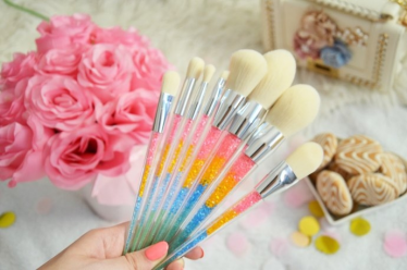 Wygraj zestaw pędzli do makijażu