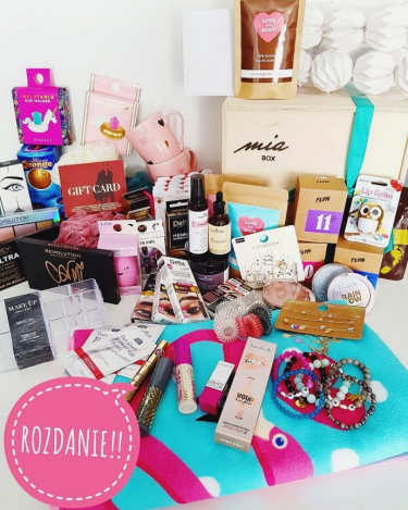 Konkurs "Rozdanie sesja zdjęciowa, paletka Makeup Revolution, bon na zakupy w H&M oraz mnóstwo kosmetyków"