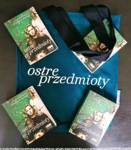 Wygraj zestaw gadżetów z serialu Ostre przedmioty!