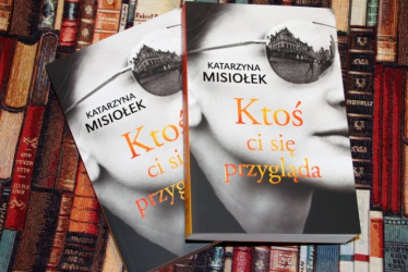 Wygraj książkę "Ktoś ci się przygląda"