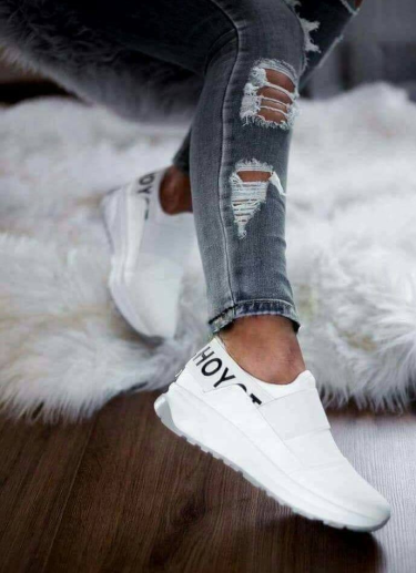 Konkurs "Białe adidaski z napisem"