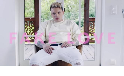 Konkurs: Wygraj płytę Smolastego - Fake Love i fanowską bandamkę!