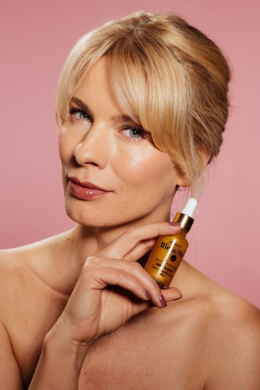 Wygraj Serum Rozświetlające Saint Oil Skin&MakeUp od Bless Me Cosmetics!