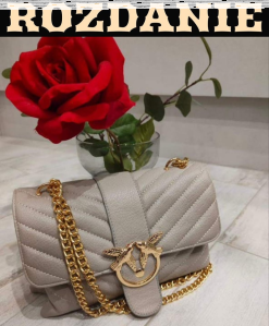 Wygraj torebkę logowaną Pinko