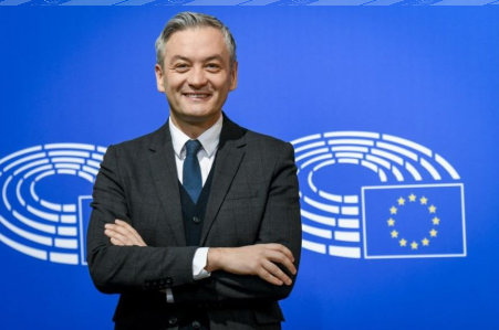 Konkurs "Wyjedź na atrakcyjną wycieczkę z Robertem Biedroniem"