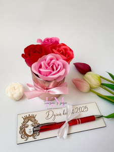 Wygraj mini box z różyczkami z płatków mydlanych, grawerowany długopis z podkładką oraz świeczka sojowa