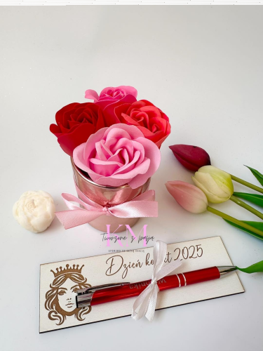 Wygraj mini box z różyczkami z płatków mydlanych, grawerowany długopis z podkładką oraz świeczka sojowa